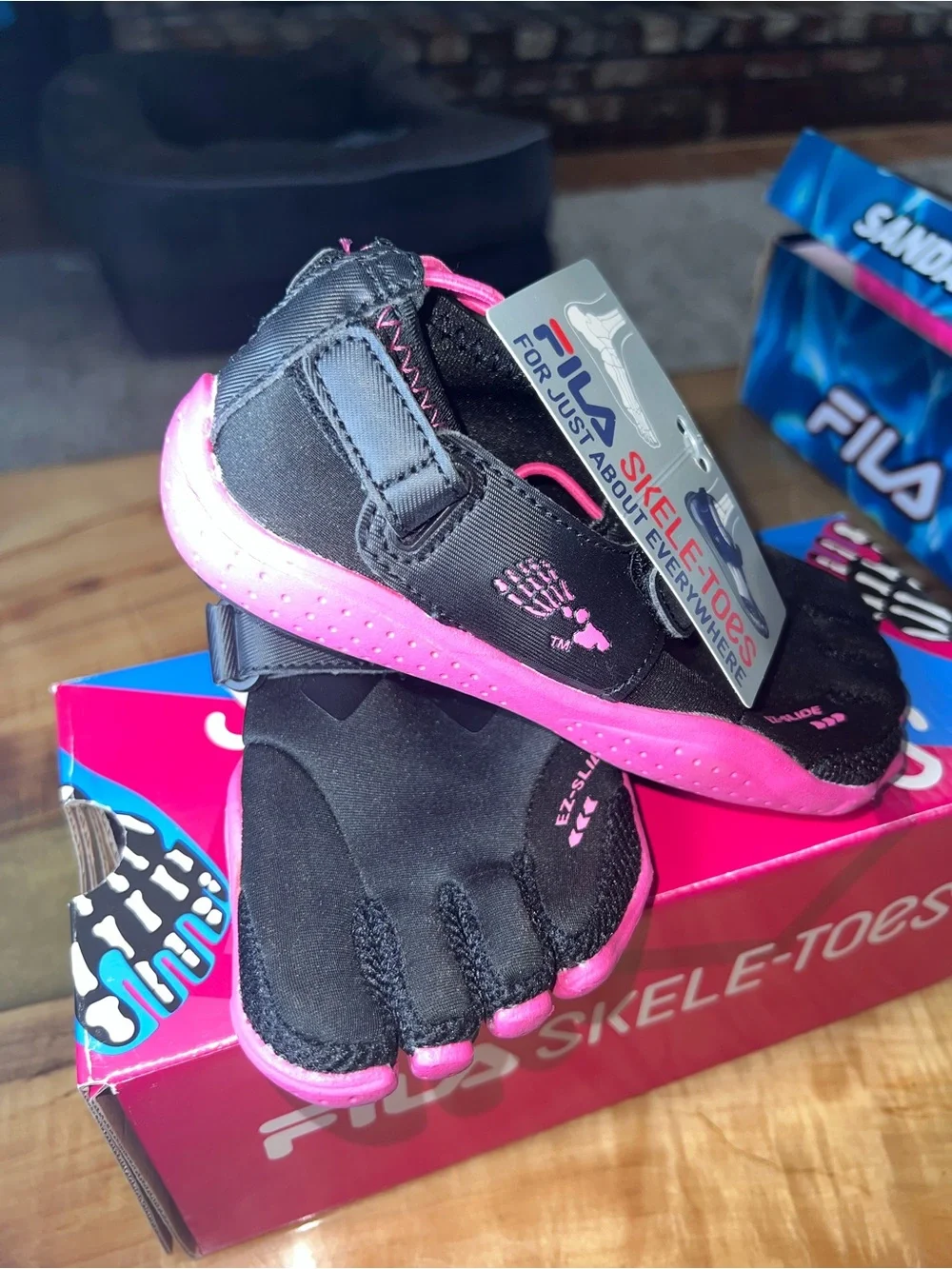 FILA Kids Skeleton-toes Ex Slide Drainage Black and Hot Pink Five-Toe Size 1